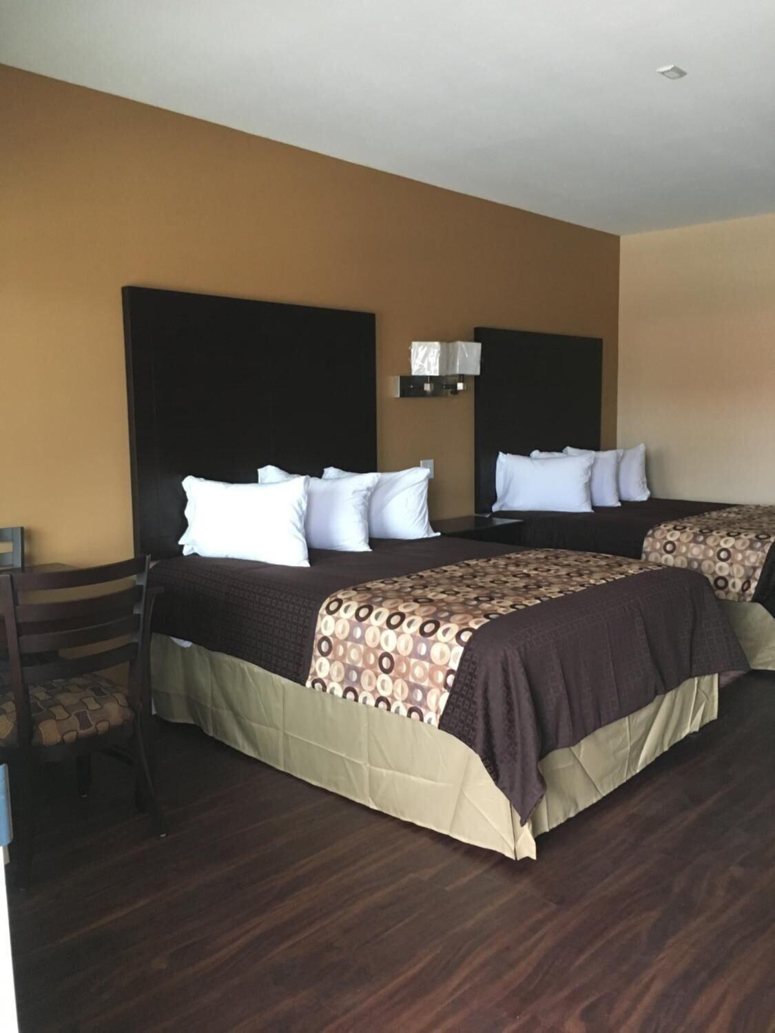غرفة بسريرين كوين مع أريكة لذوي الإعاقة