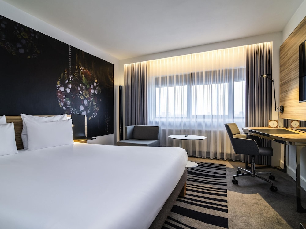 EXECUTIVE, QUEEN BED