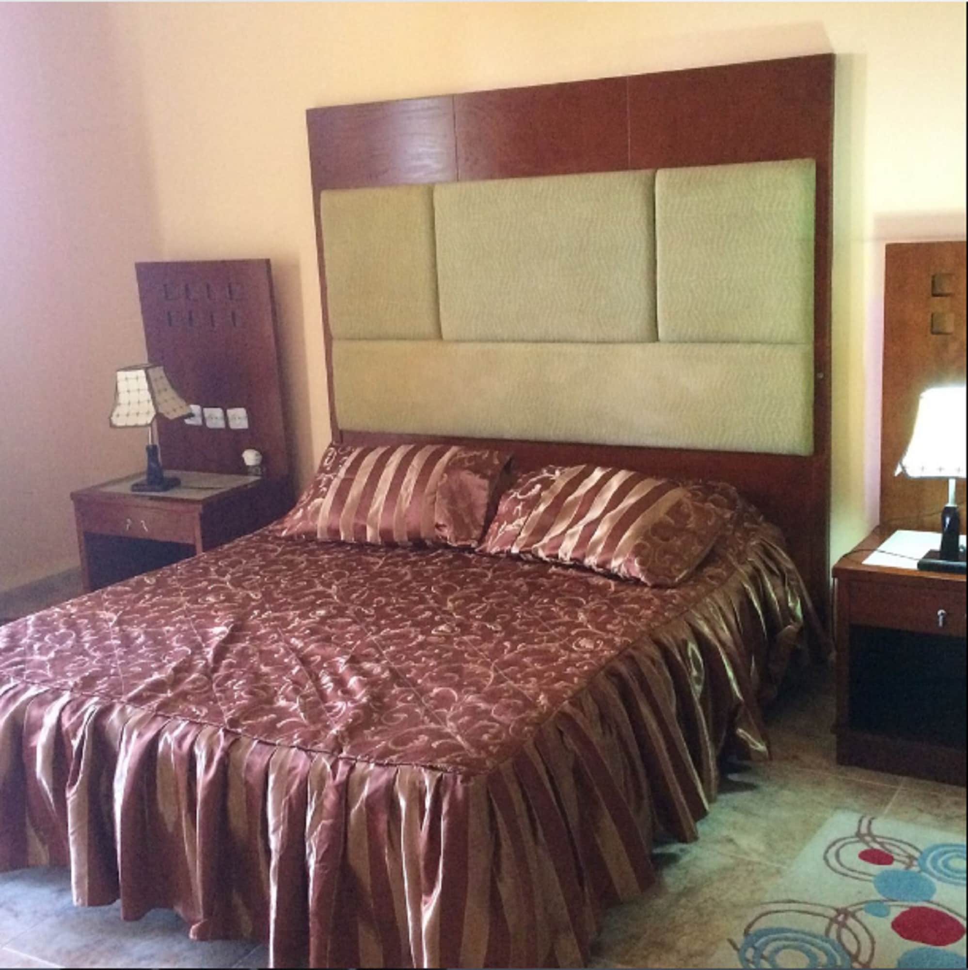 EXECUTIVE, SUITE