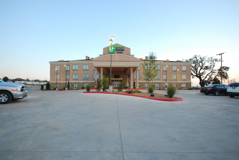 Holiday Inn Express Gonzales 1/29