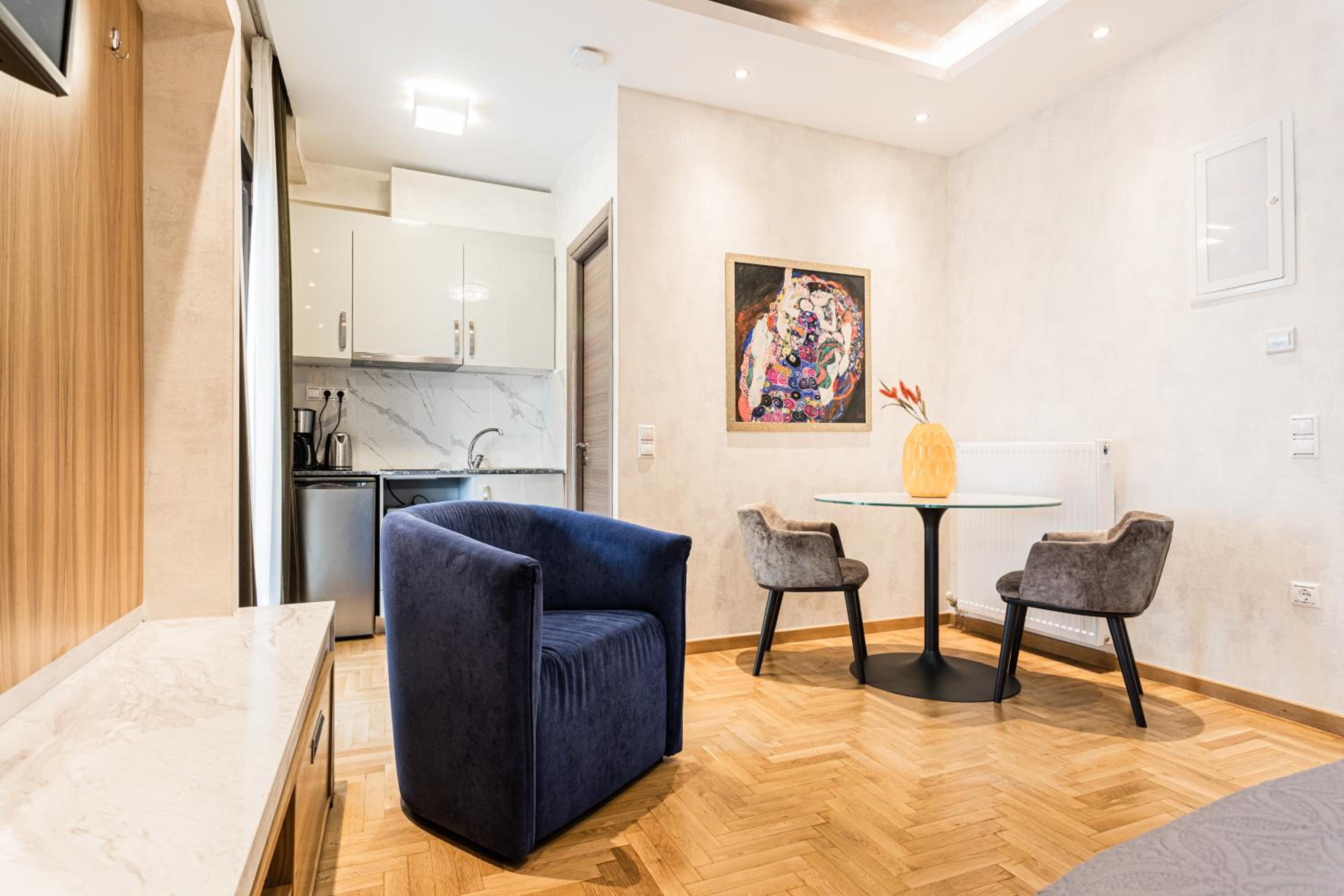 Nicholas Point Apartments and Rooms 13/26