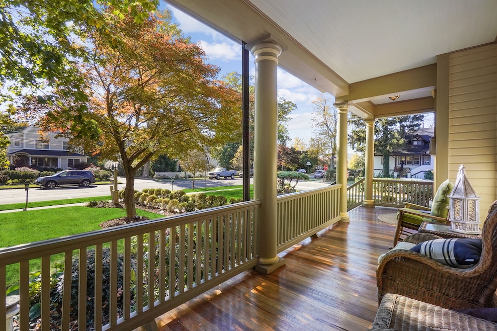 The Summit Debary Inn 42/44