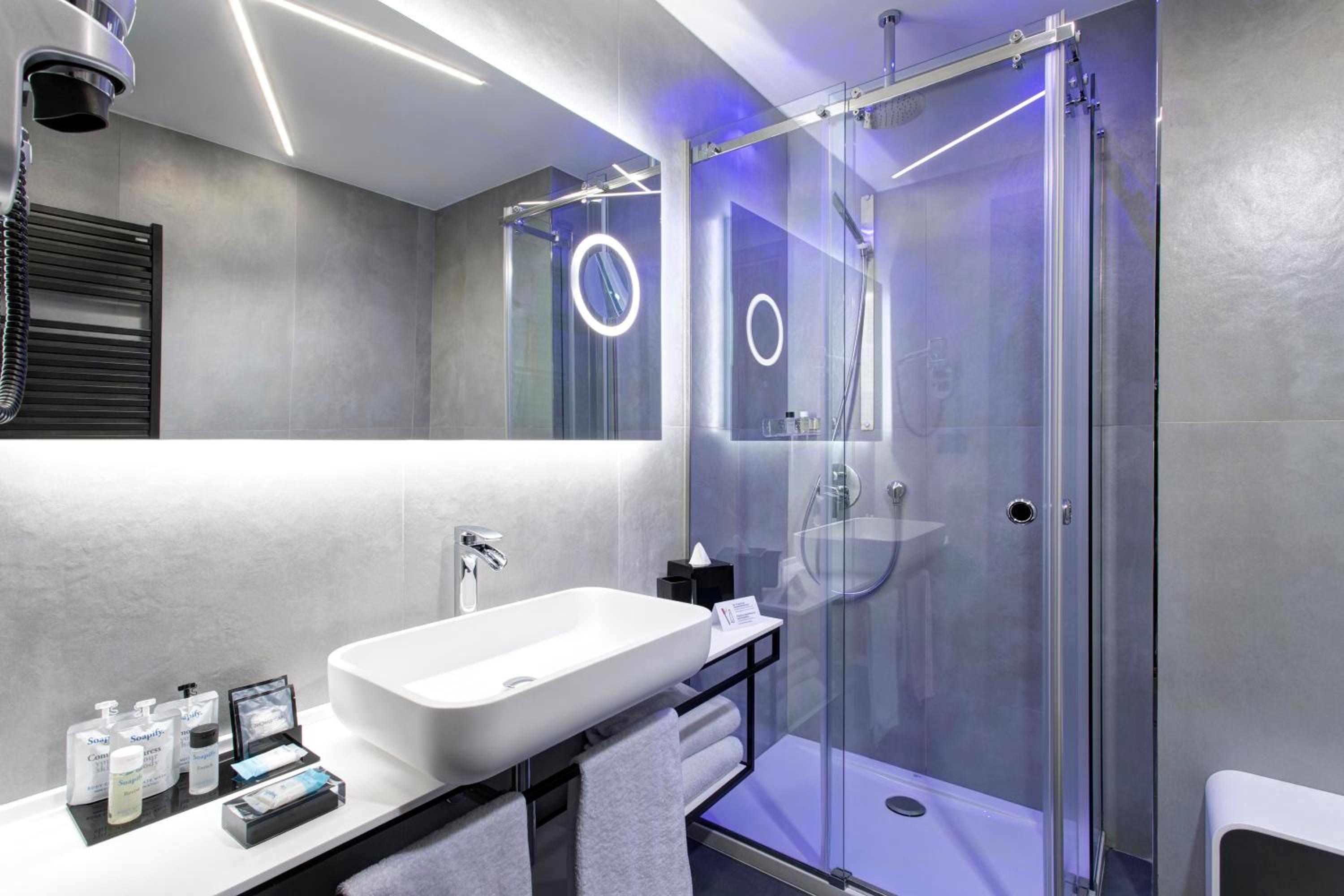 غرفة بسرير كوين، iQ Hotel Milano 5/5