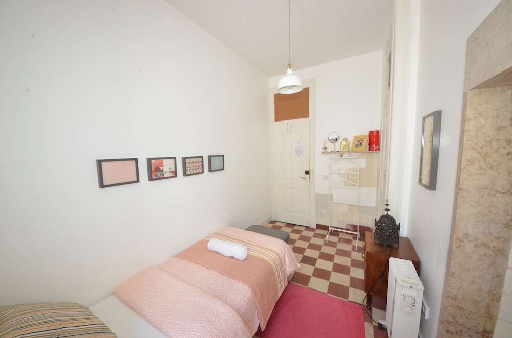 BRIGHT, SINGLE, SHARED BATHROOM
