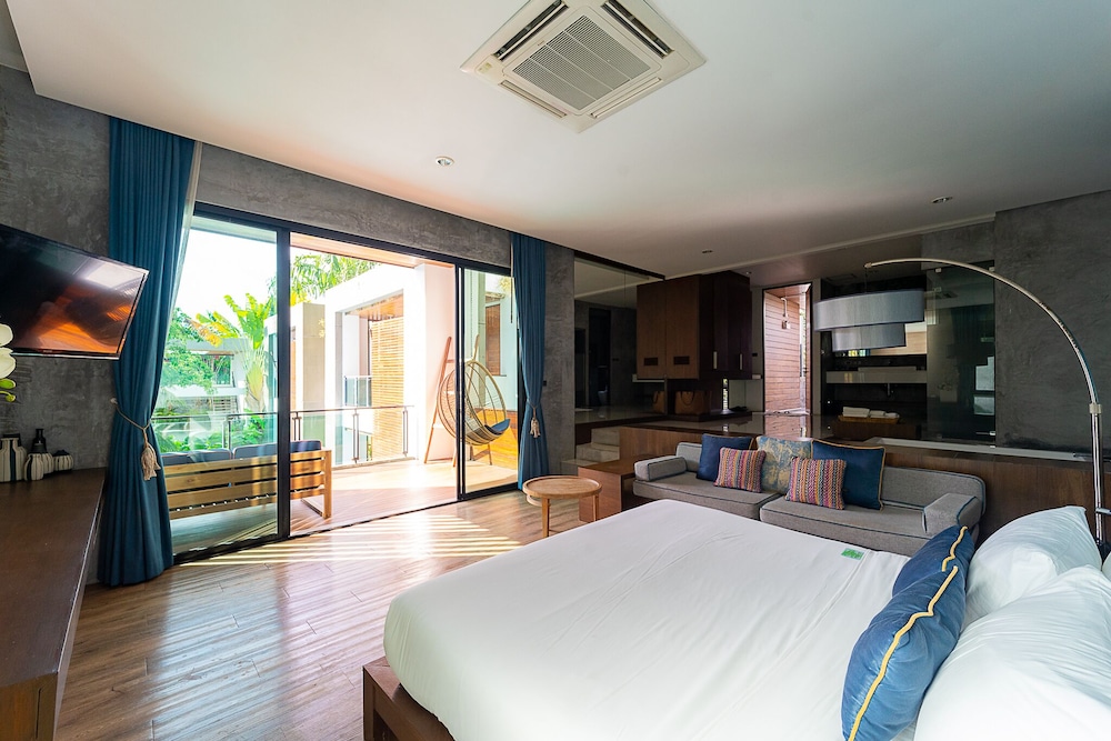 Junior Suite Pool View with Bathtub