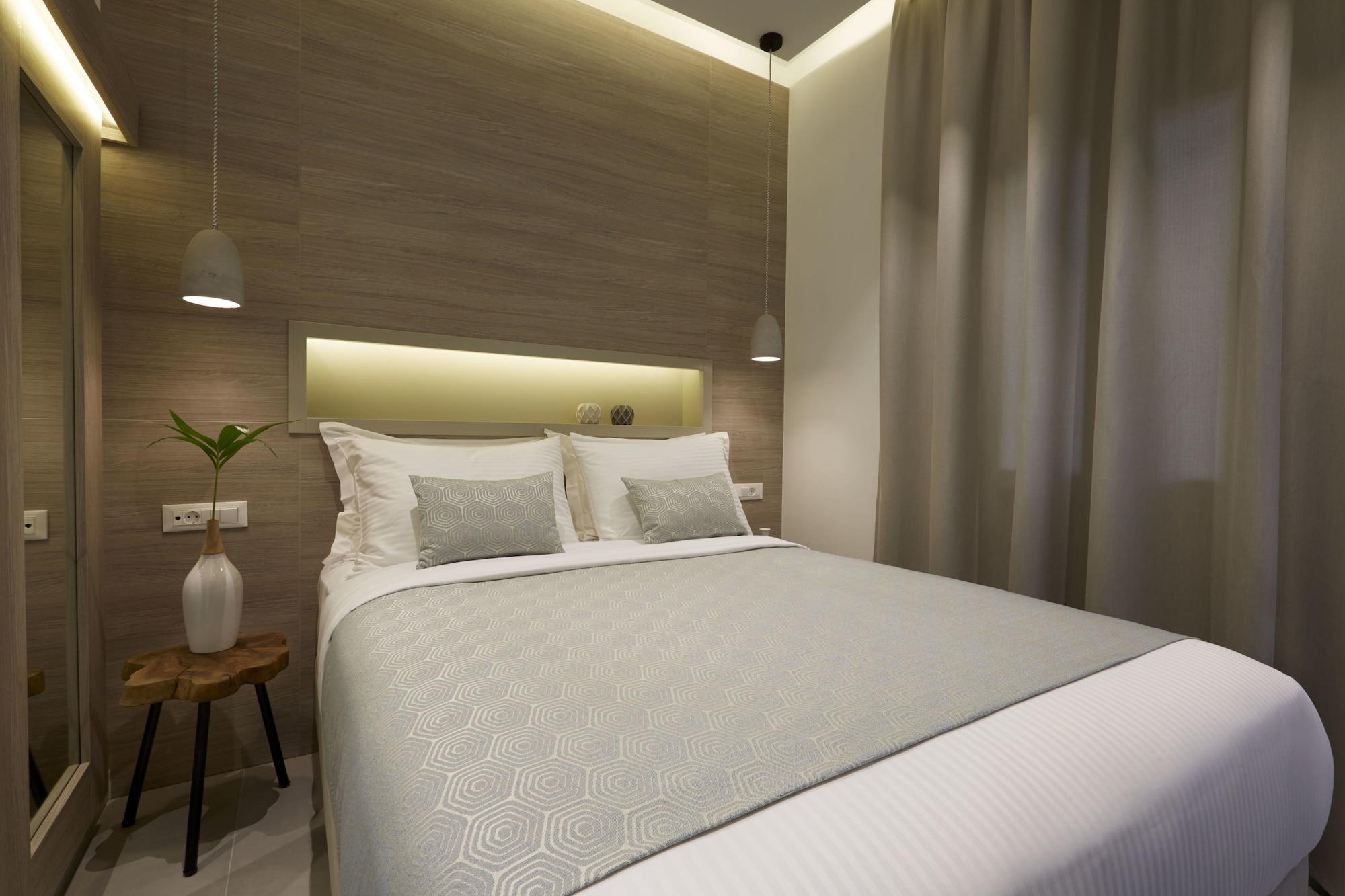 ROOM, DOUBLE BED