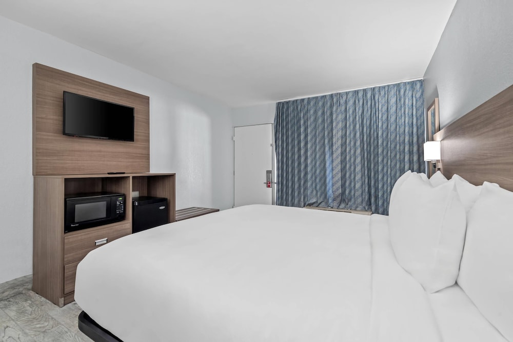 غرفة بسرير كينج لذوي الإعاقة، Econo Lodge Daytona Beach - Speedway 2/4