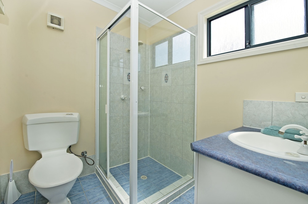 Acclaim Rose Gardens Beachside Holiday Park 49/50