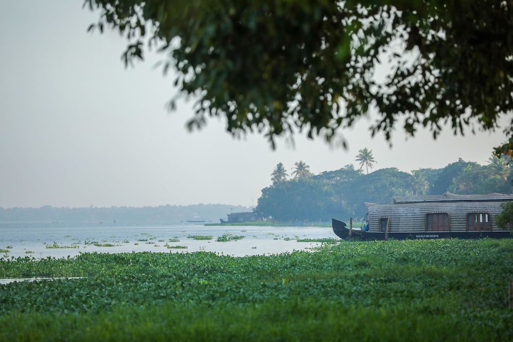 Illikkalam Lakeside Cottages 61/66
