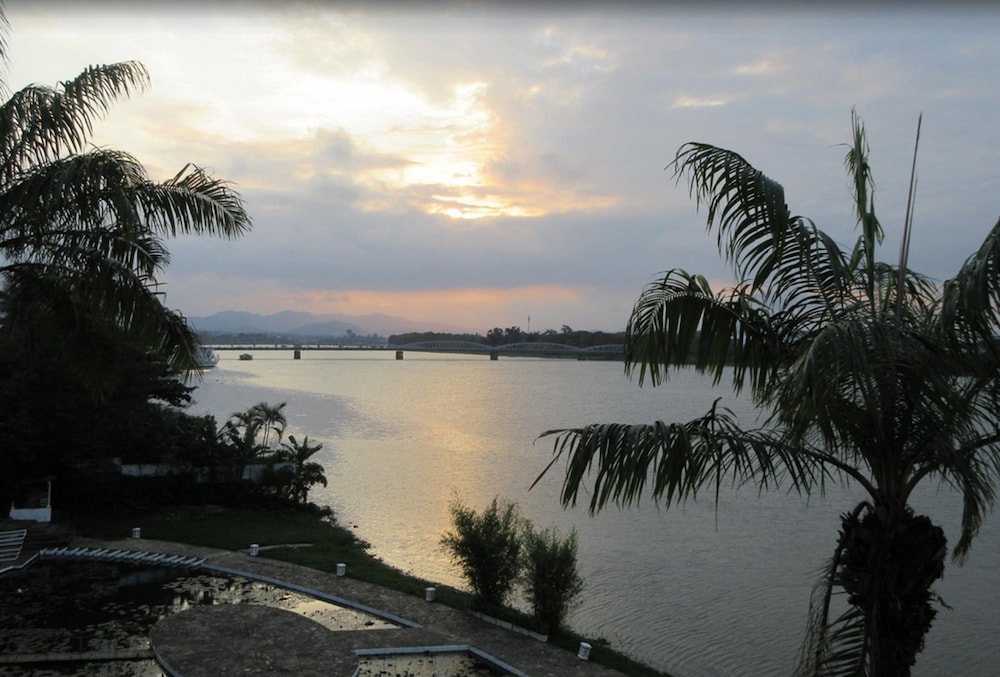 Huong Giang Hotel 72/77