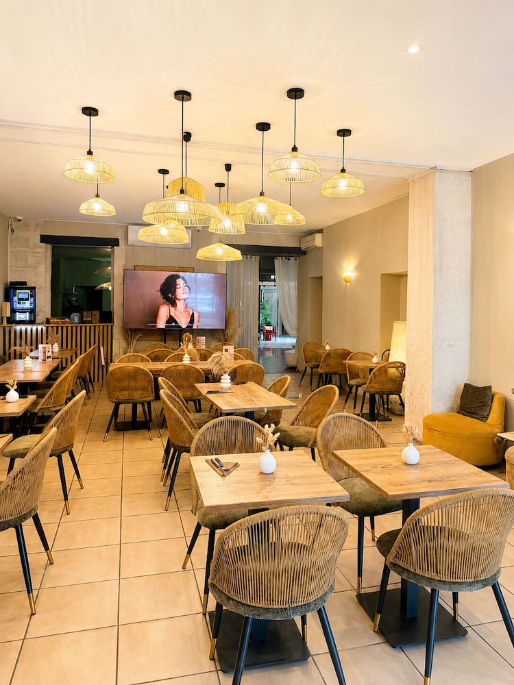 Abalone Hotel 33/46