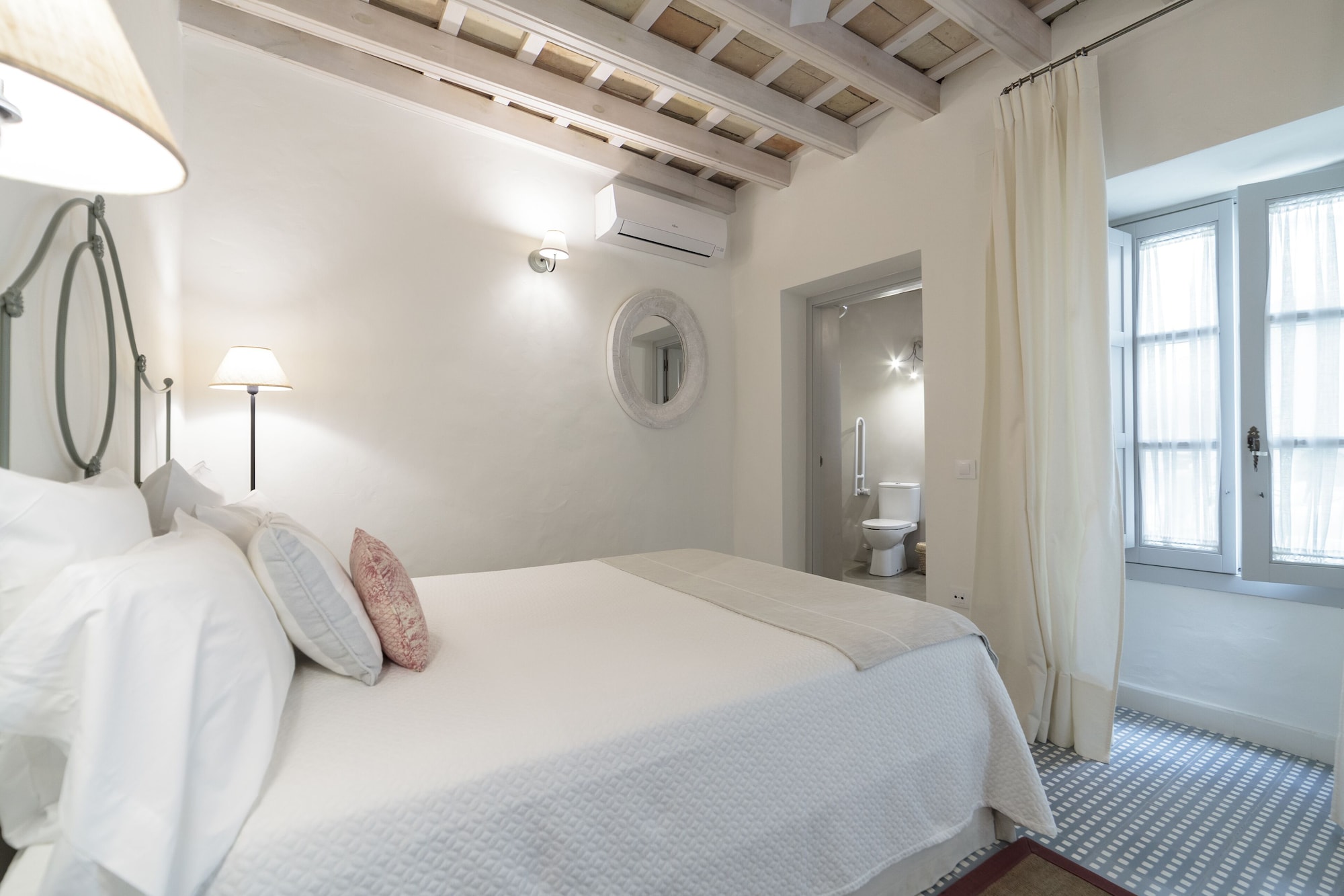 COURTYARD, DOUBLE BED, COURTYARD VIEW