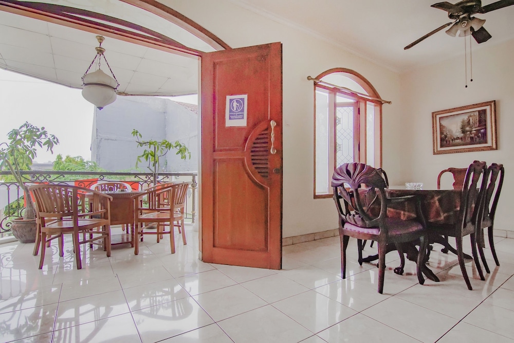 OYO 90094 Gayatri Residence 7/30