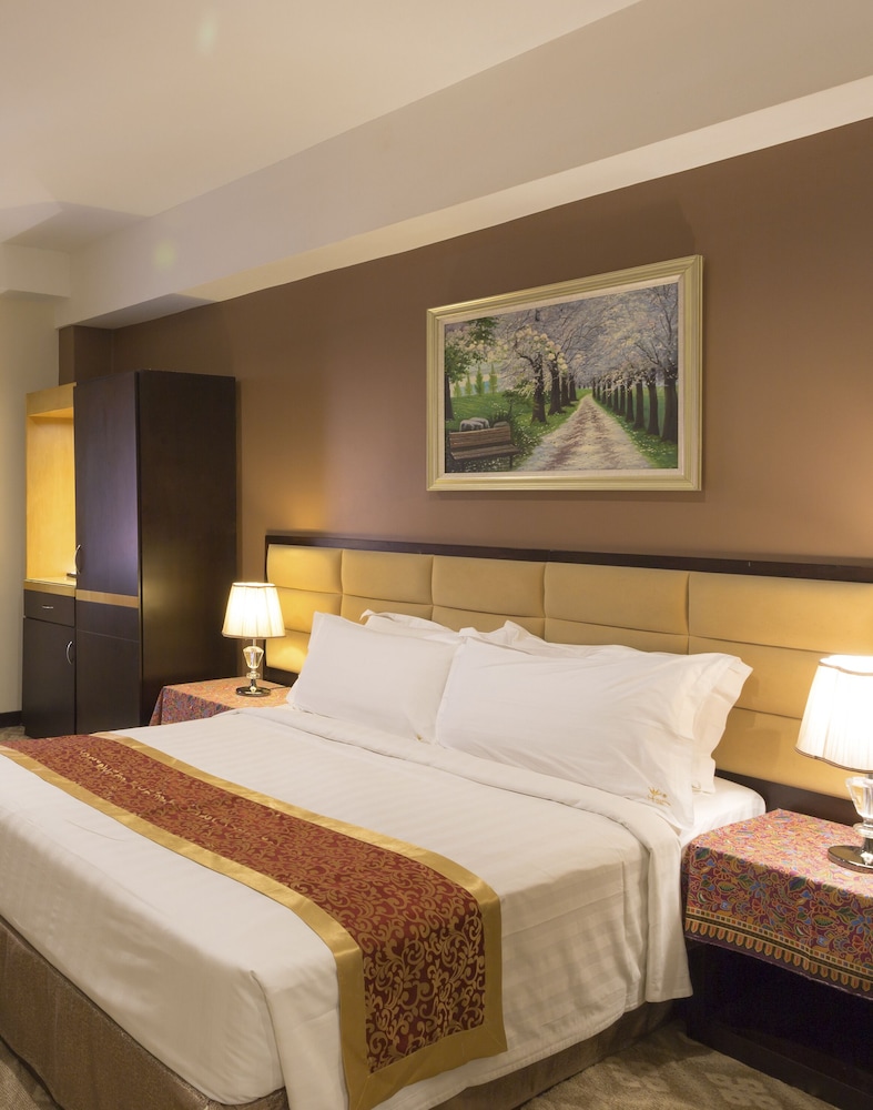 HALLMARK CROWN HOTEL 24/59