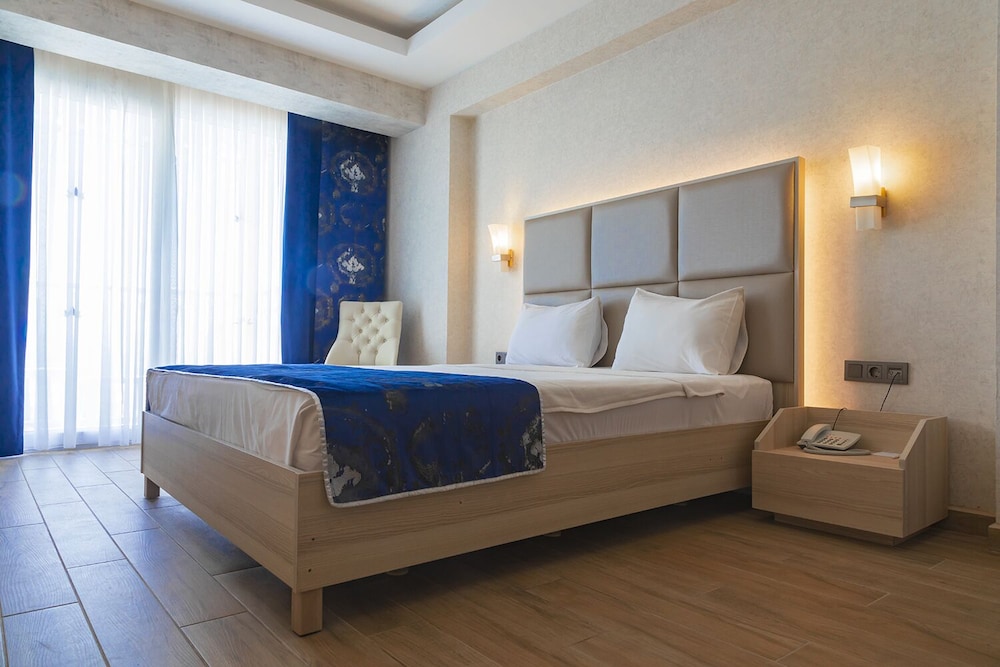 Tropical Deluxe Hotel 25/50