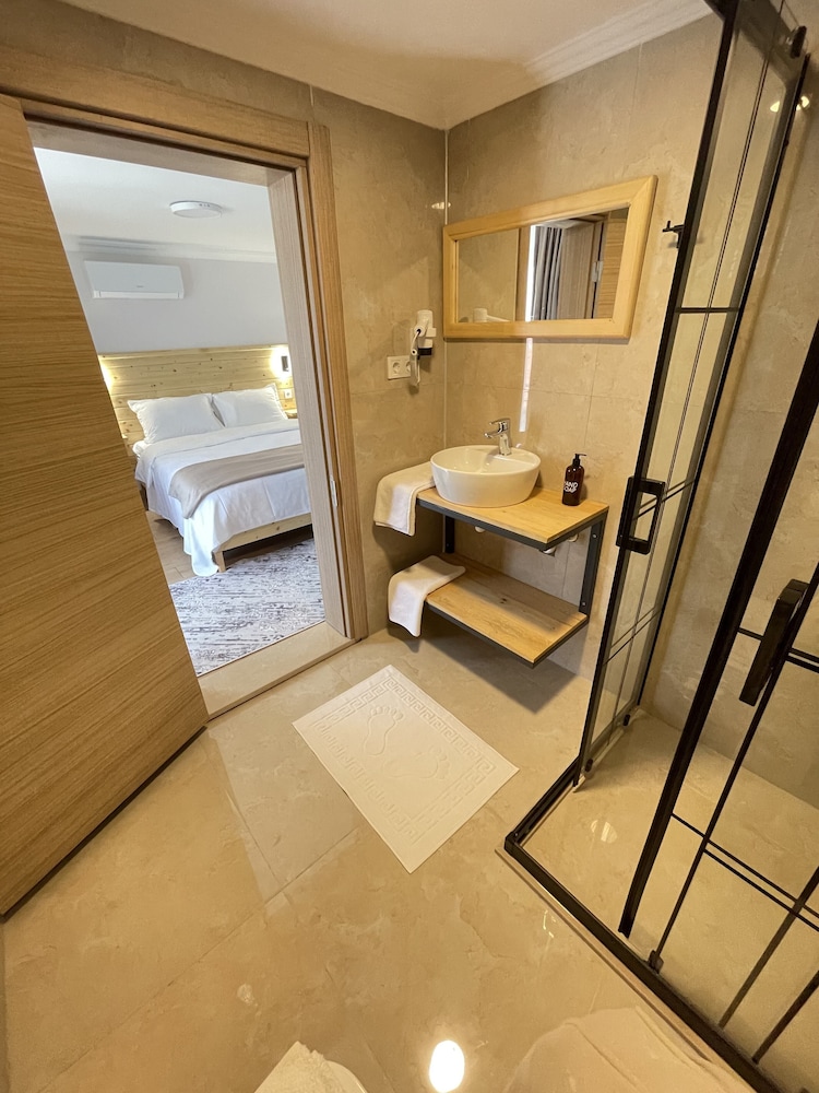 Alibaba Airport Hotel 50/50
