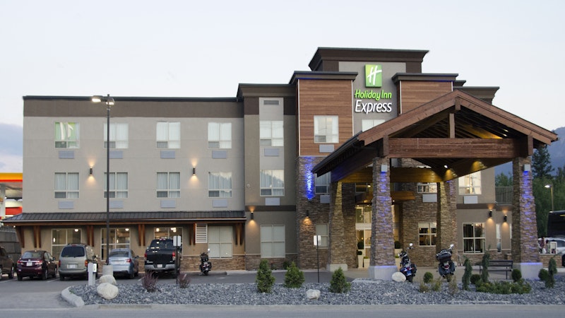 HOLIDAY INN EXPRESS GOLDEN KICKING HORSE 3/75