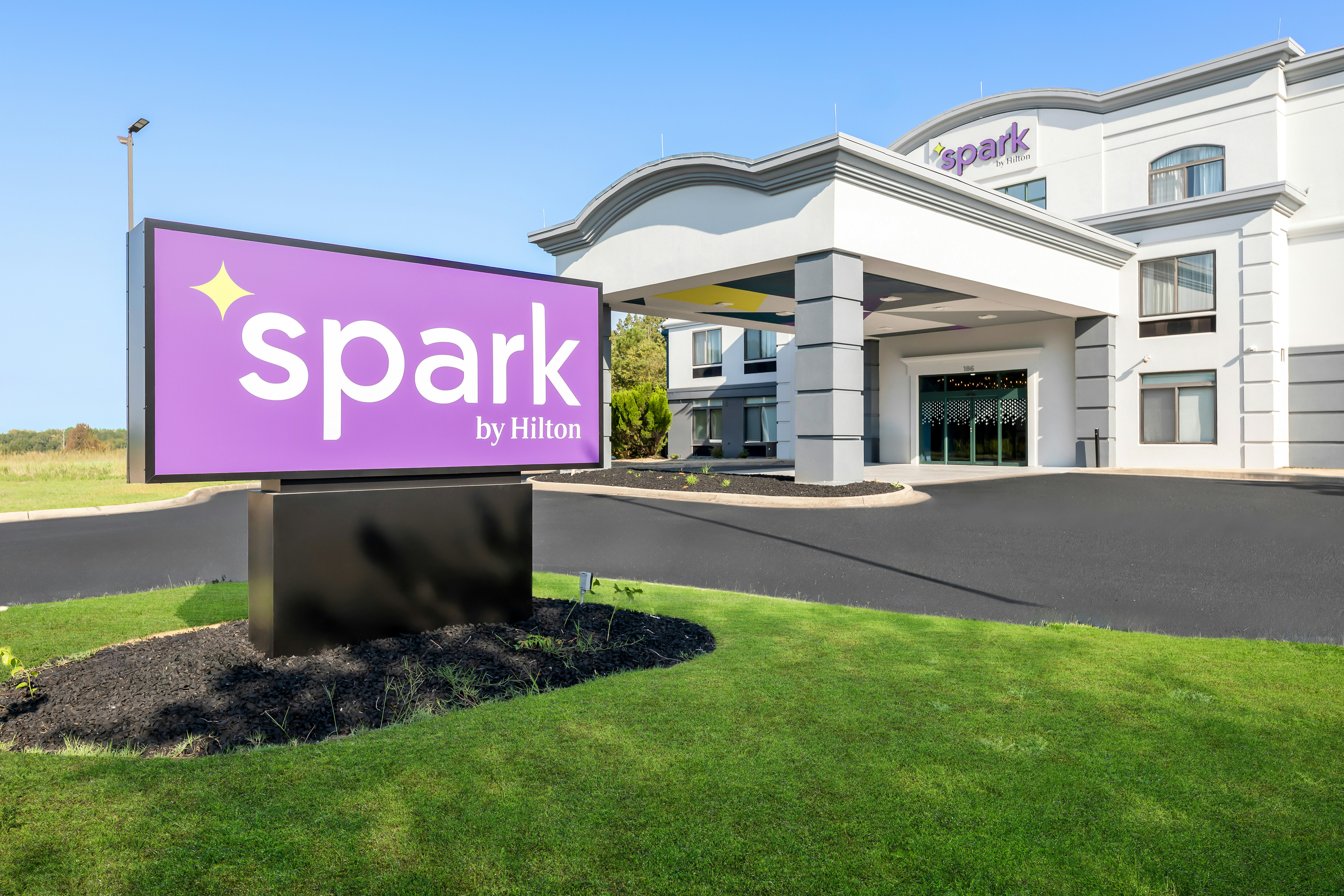 Spark by Hilton Tupelo 32/35