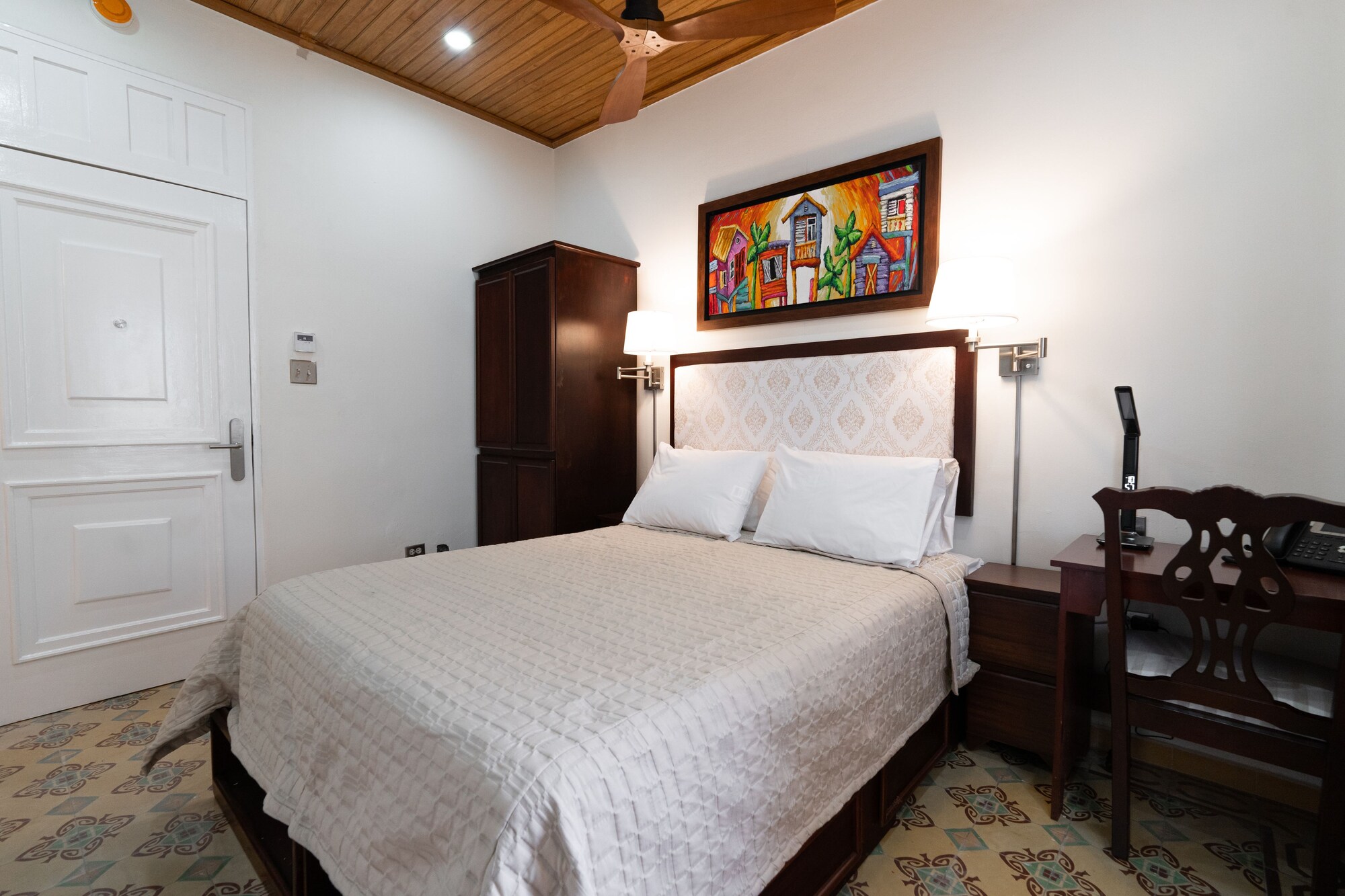 DELUXE, QUEEN BED
