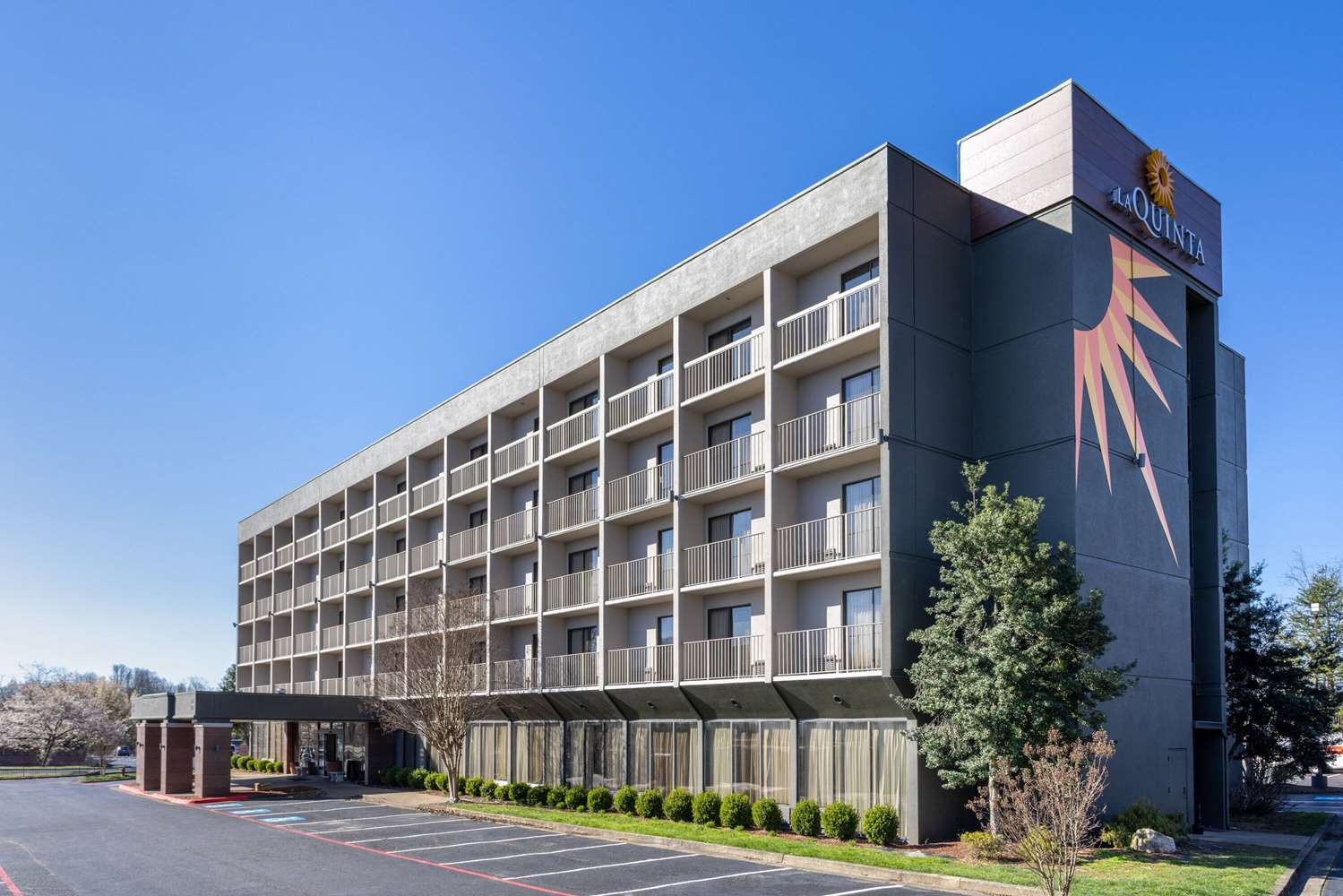 La Quinta Inn & Suites by Wyndham Kingsport Tri-Cities 2/18
