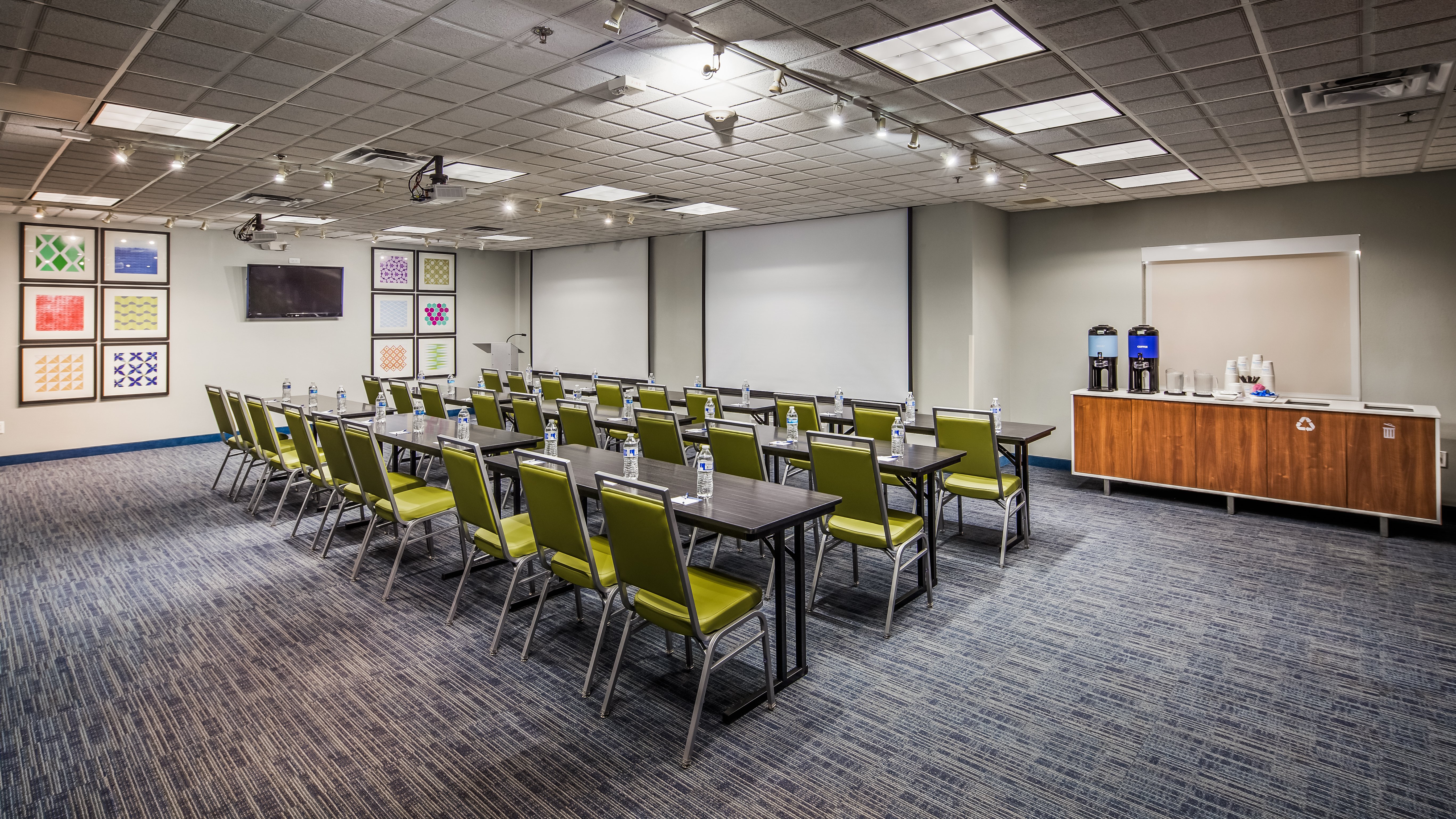 Holiday Inn Express Hotel And Suites Detroit Farmington Hills 46/53