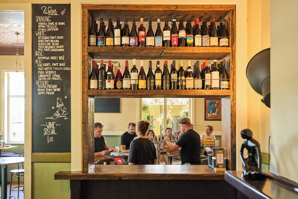 HEALESVILLE HOTEL 9/50