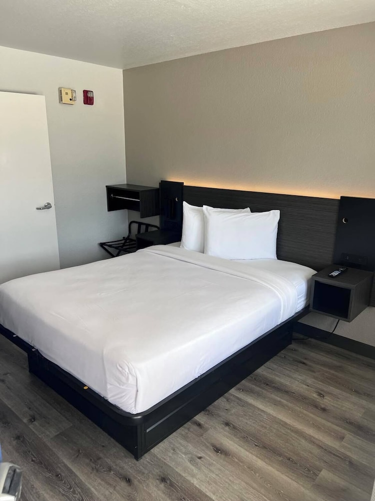 DELUXE, DOUBLE BED, ACCESSIBLE
