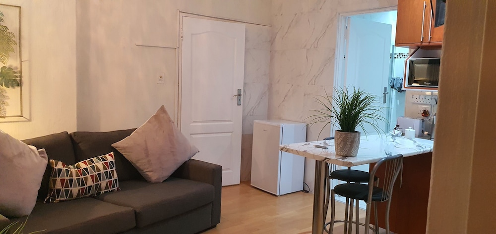 Pepper Tree Bnb 28/50
