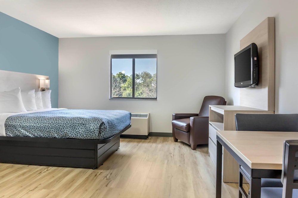 Efficiency, Queen Bed, Accessible