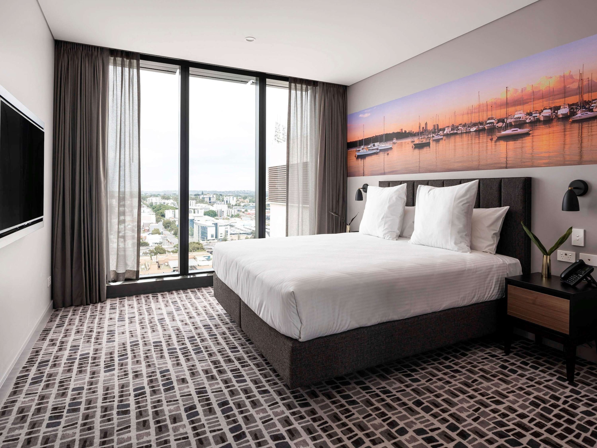 EXECUTIVE, SUITE, KING BED