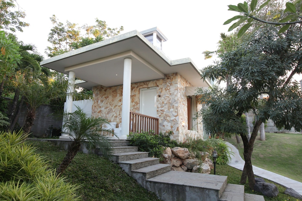 Noah Villa and Chapel 10/63