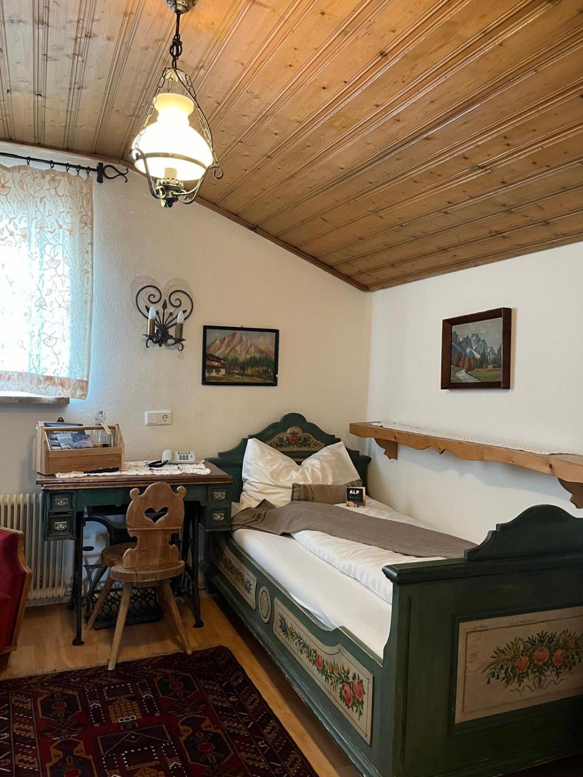 Room, Single, 1 Double and 1 Single Bed