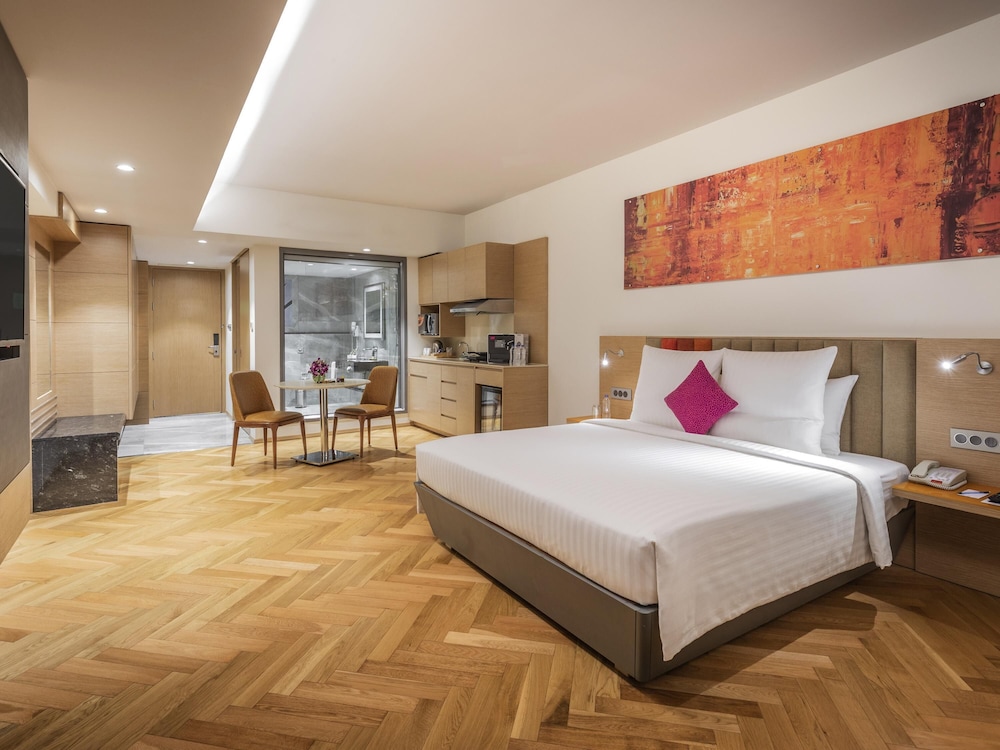 Premier, Queen Bed, Novotel Vijayawada Varun 3/8