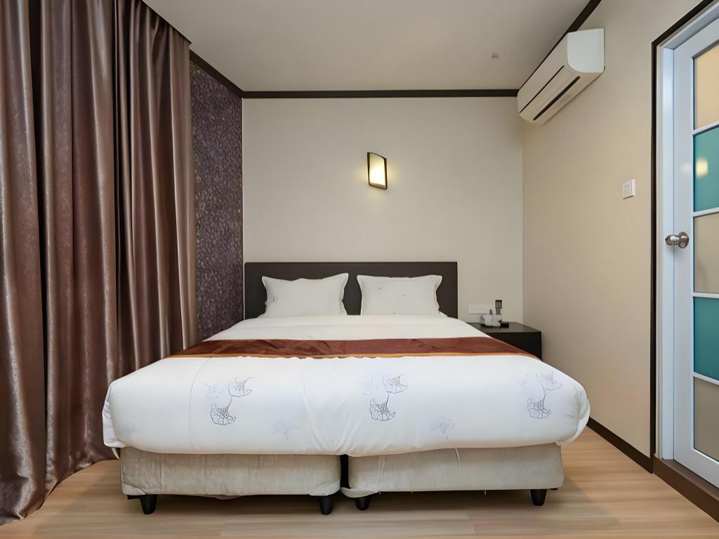Hotel S Bee 12/41
