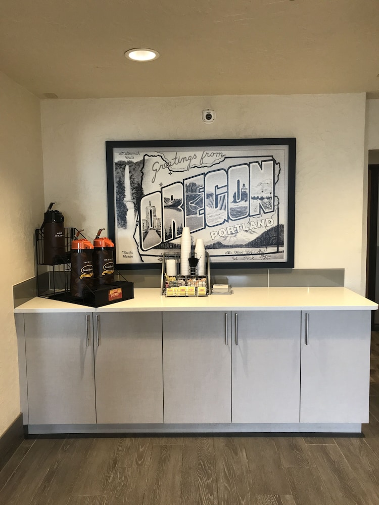 Super 8 by Wyndham Portland Airport 6/23