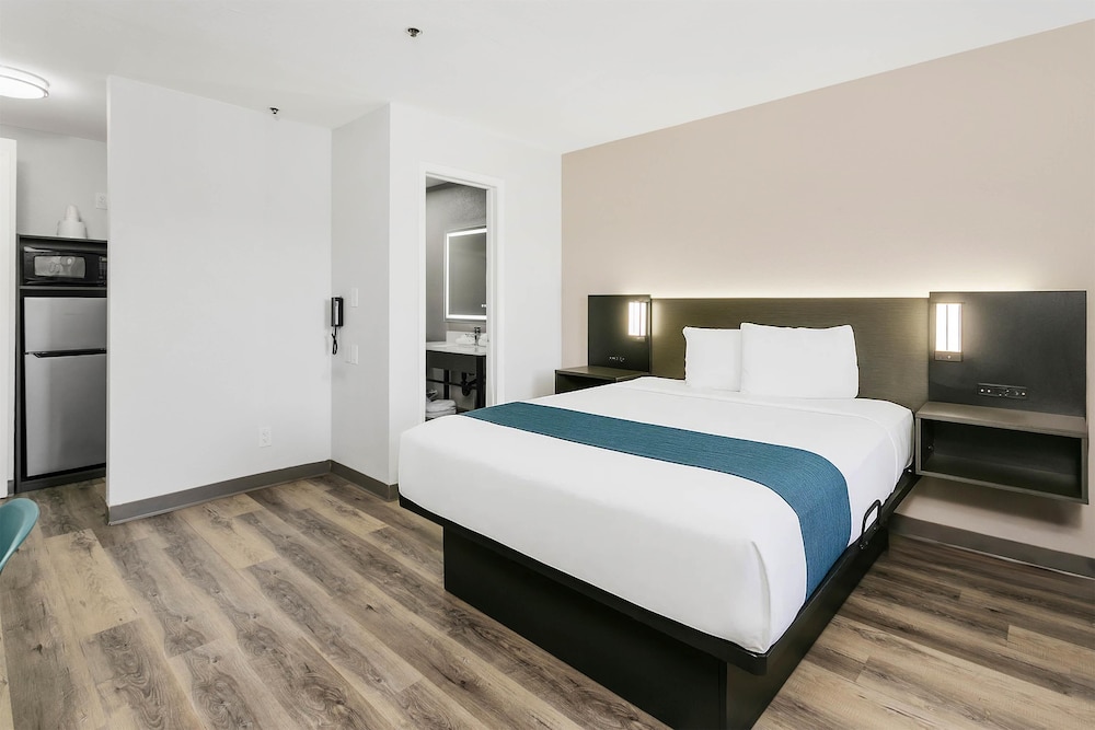 DELUXE, QUEEN BED