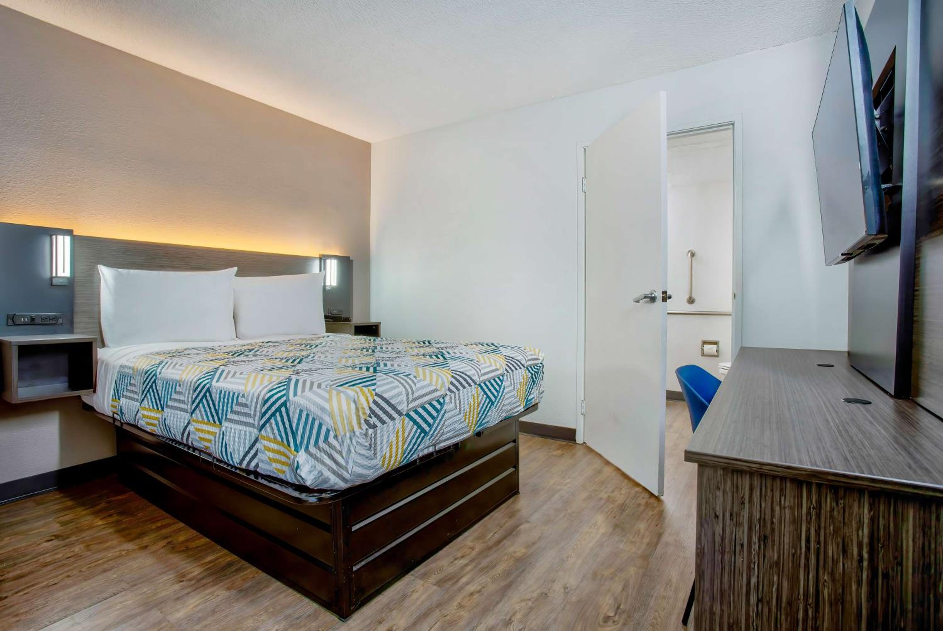 1 Full Bed - Mobility Access Tub, Nsmk