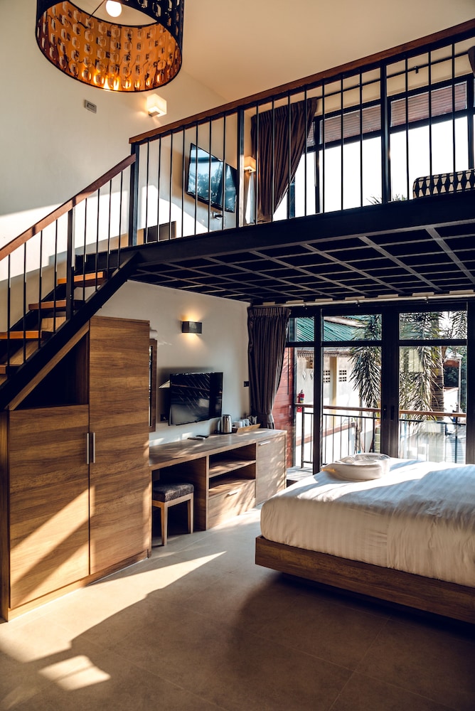 15 Palms Beach Resort 11/56