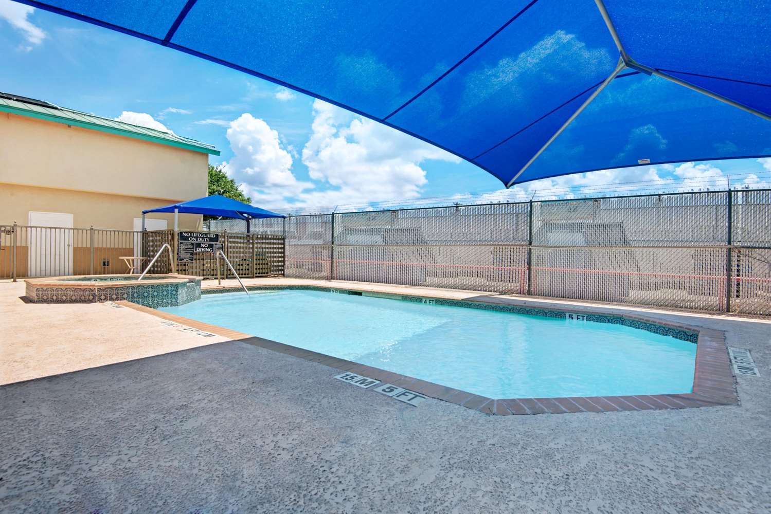 Days Inn by Wyndham San Antonio Airport 27/37