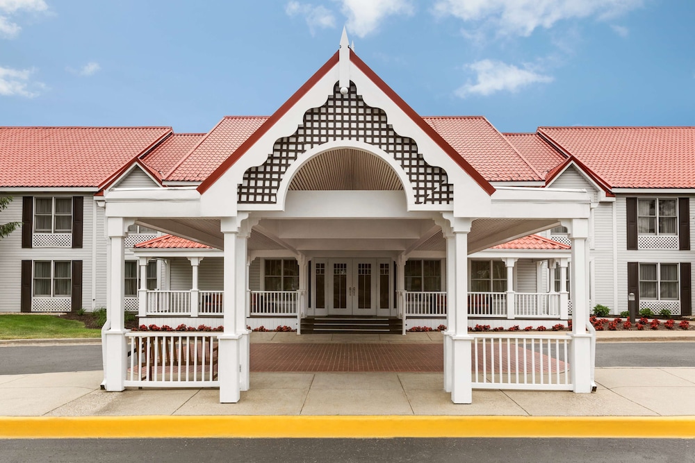 Country Inn & Suites by Radisson Holland, MI 1/42