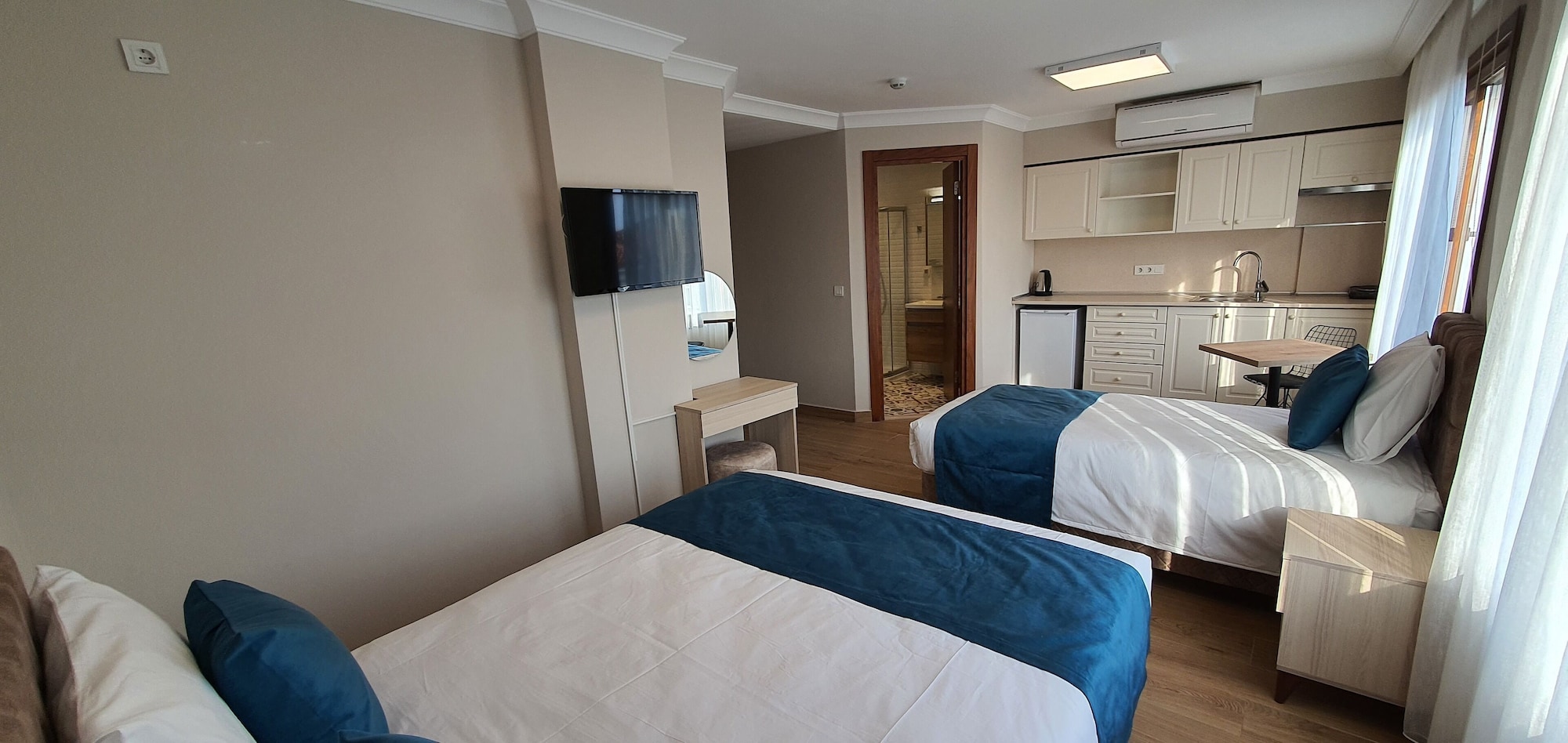 Studio, 1 Queen and 1 Single Bed, Sea View, Annex, Sur Hotel 6/10