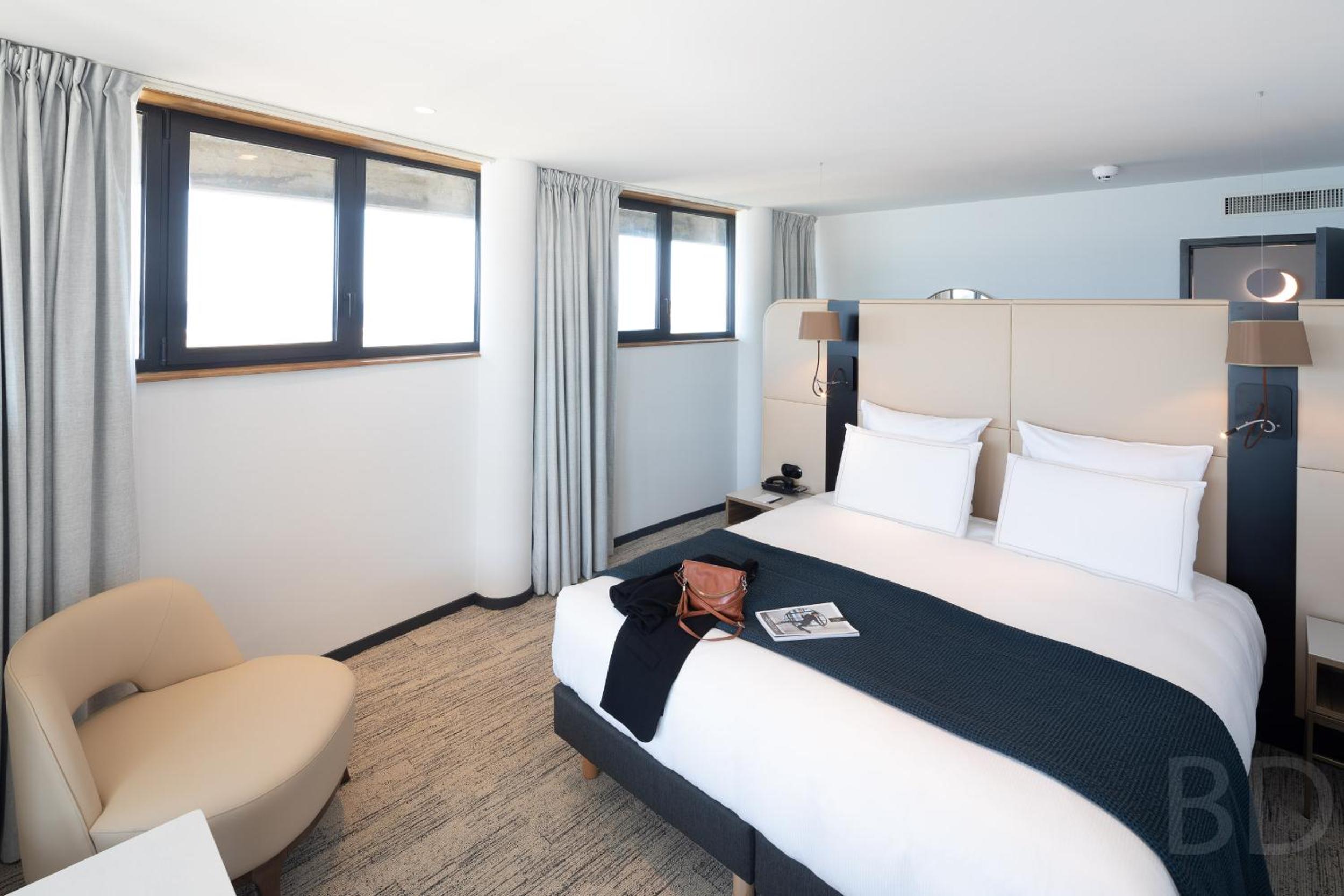 Suite, Queen Bed, Beach Front, Living Area