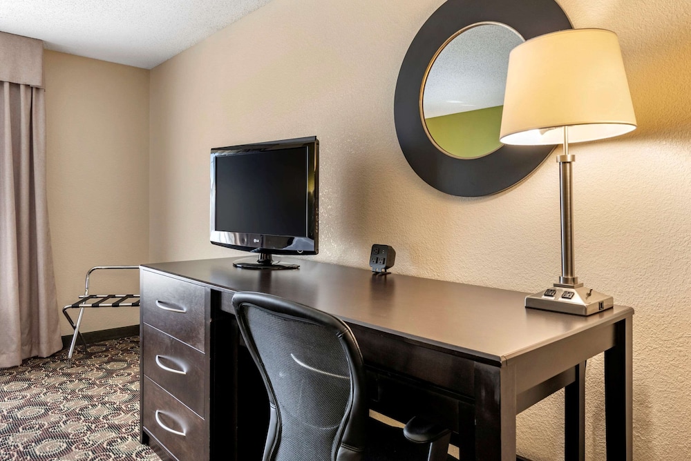 Comfort Suites West Indianapolis - Brownsburg 24/30