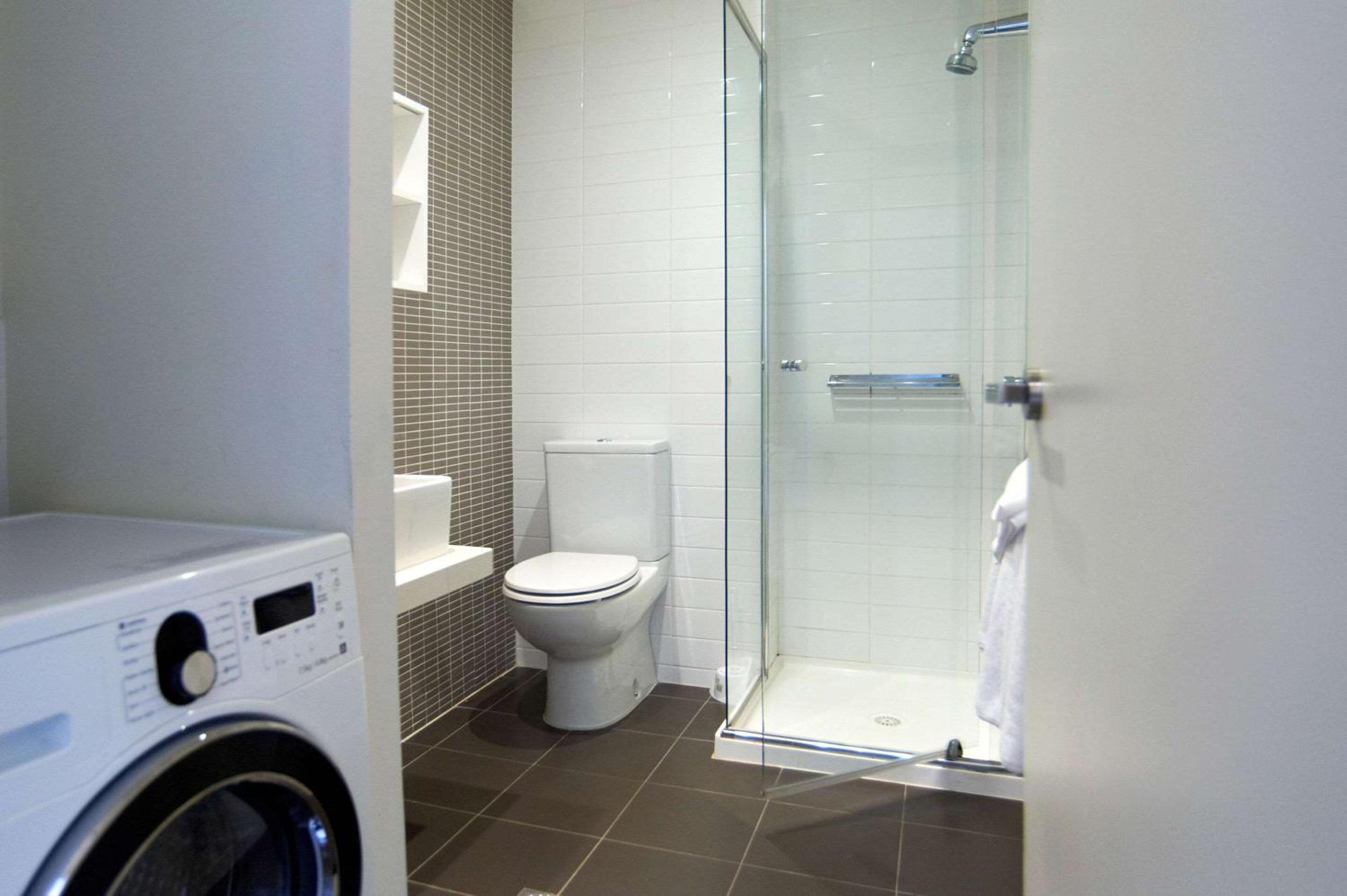SUITE, QUEEN AND TWIN BEDS