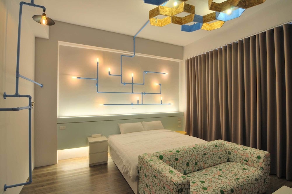 DELUXE, QUEEN BED, CITY VIEW
