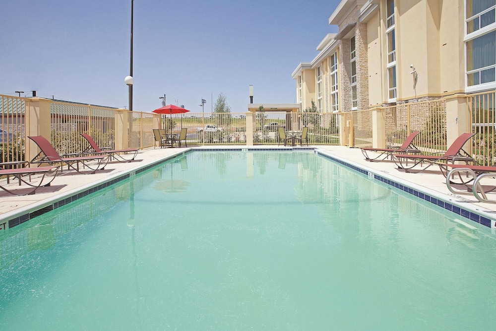 La Quinta Inn & Suites by Wyndham Dallas I-35 Walnut Hill Ln 3/46