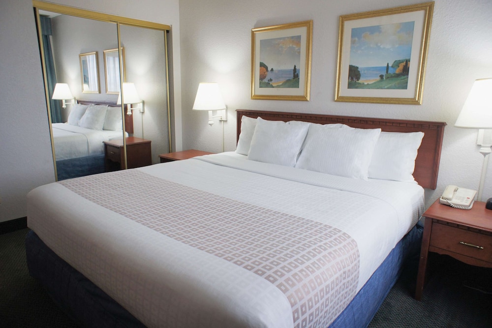SUITE, KING BED