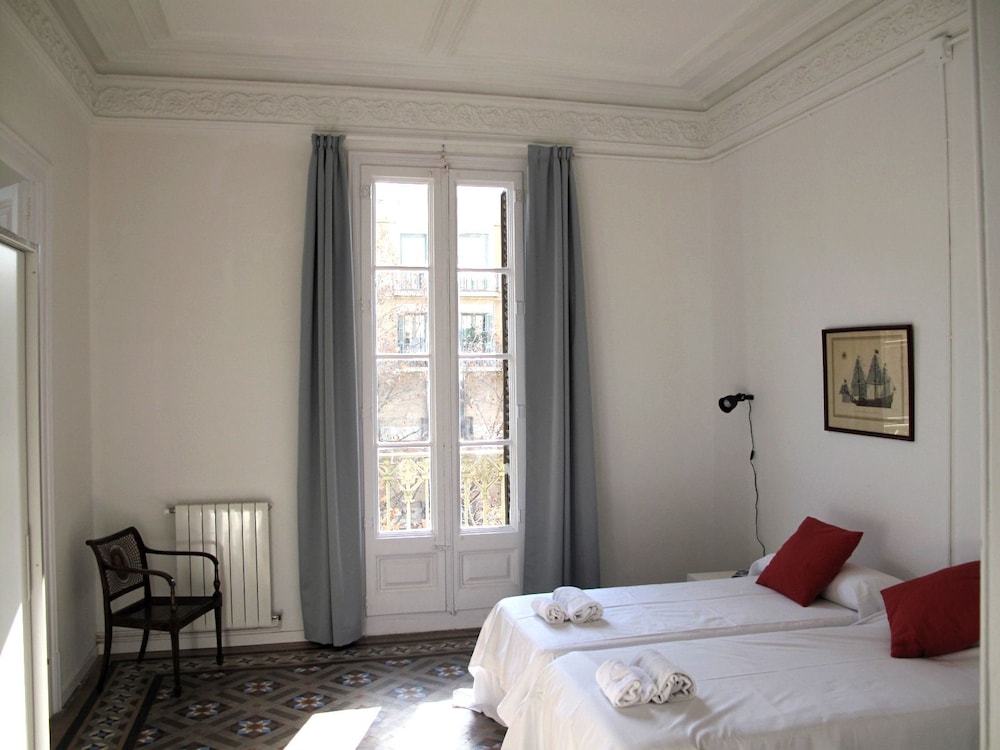 6 Bedrooms, Apartment, 12 Beds