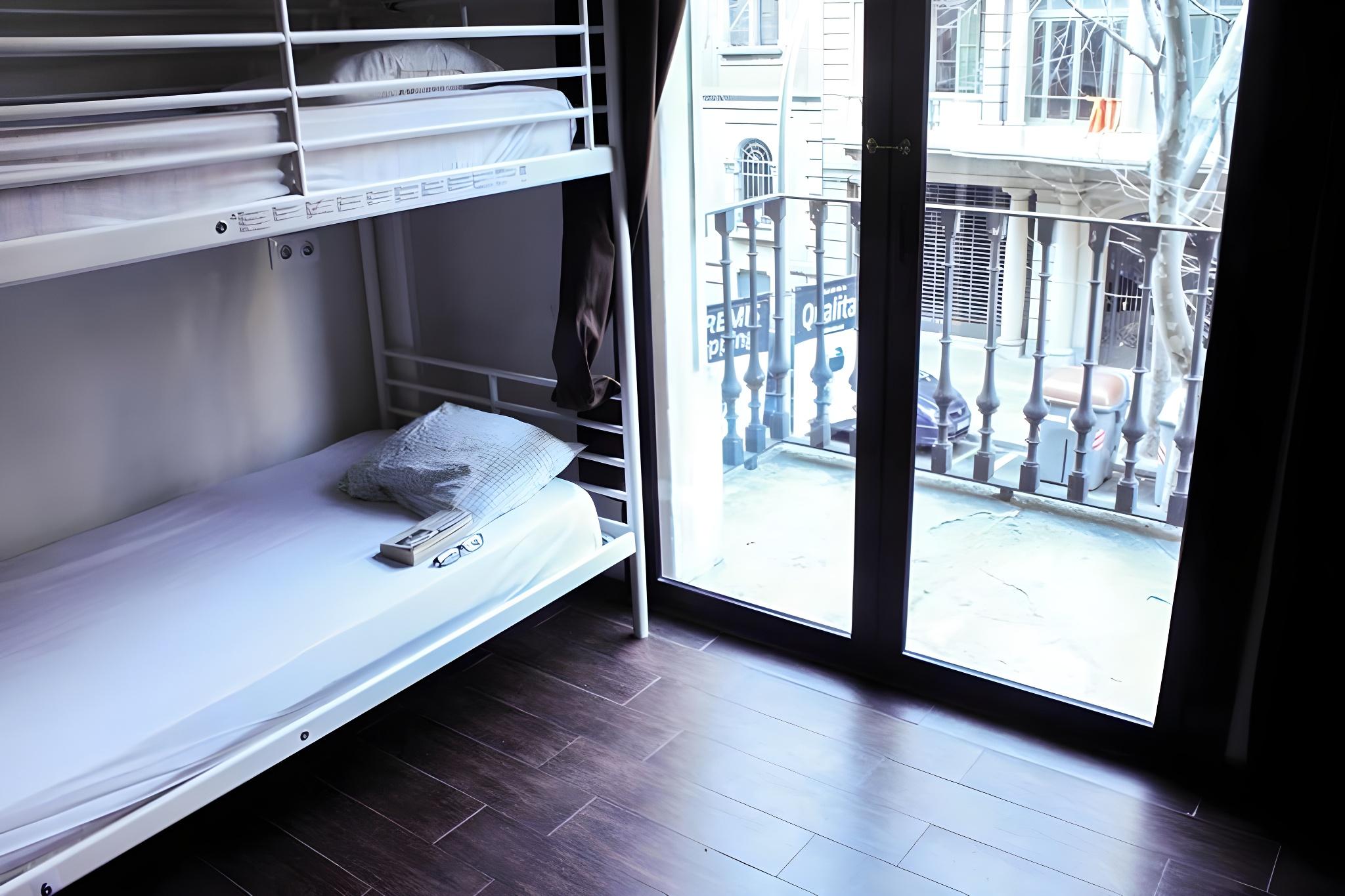 Mixed Dorm, 6 People, Shared Bathroom