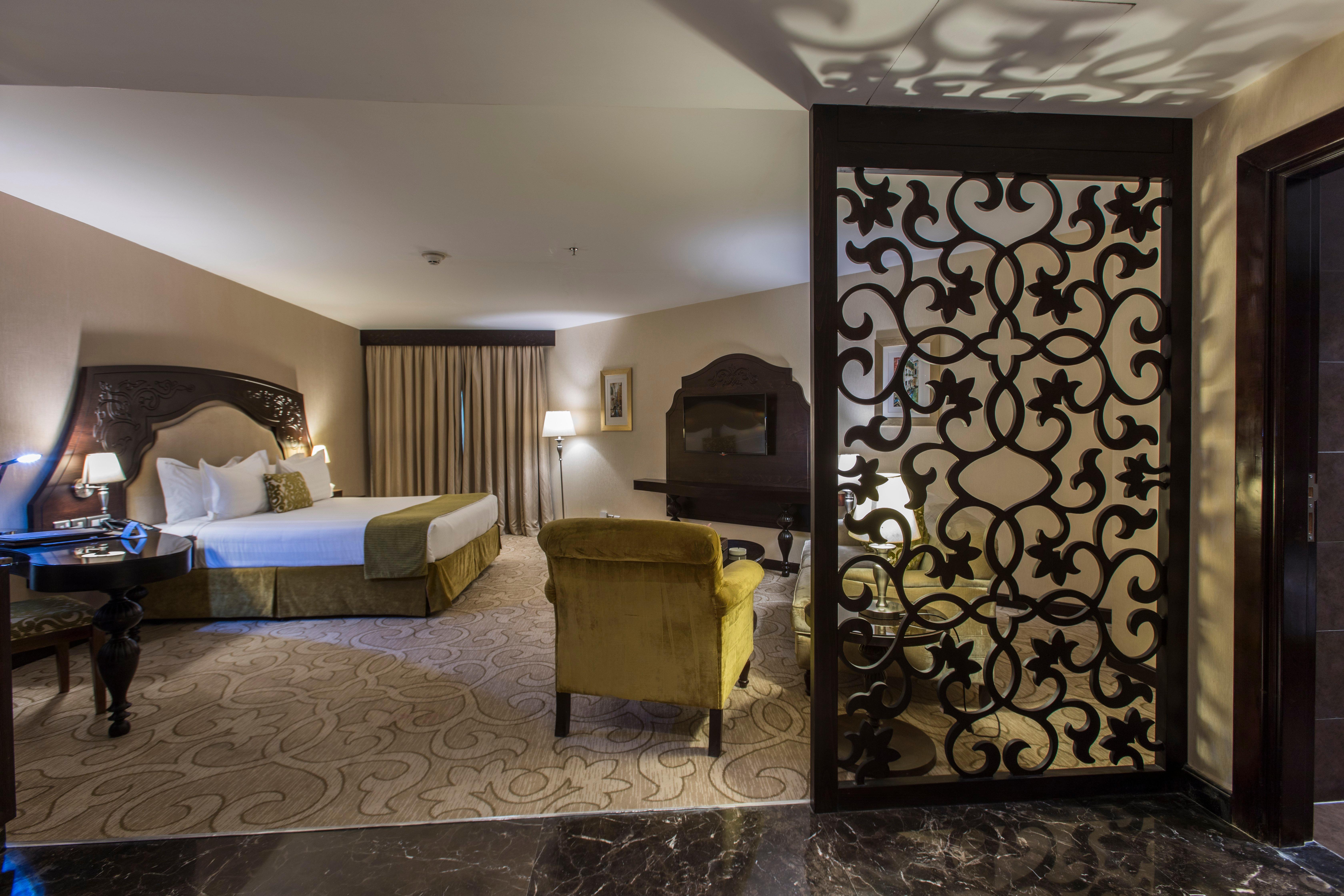 JUNIOR SUITE, KING BED, LIVING AREA, BALCONY